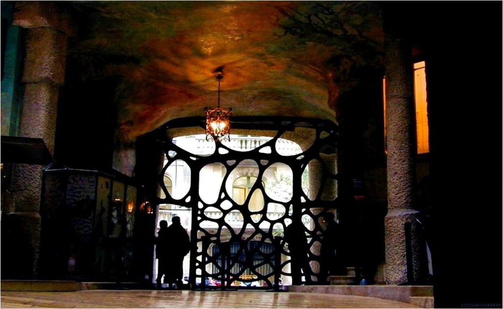 Las obras se llevaron a cabo entre 1906, año en que Gaudí firmó los primeros planos, hasta finales de diciembre de 1910 pero no se libraron de tener algunos problemas con las instituciones oficiales.