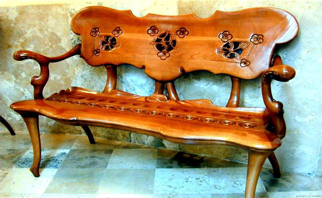 Actualmente la Pedrera es propiedad de la entidad financiera Caixa Catalunya que mantiene abierto al público la cubierta y el desván donde se puede ver una exposición sobre Gaudí y sus obras. Algunos pisos son particulares y el principal se dedica a sala de exposiciones del Centre Cultural Caixa Catalunya.