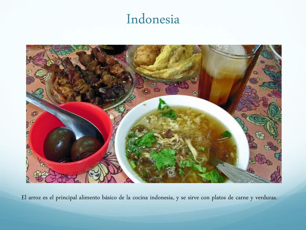 Indonesia El arroz es el principal alimento básico de la cocina indonesia, y se sirve con platos de carne y verduras.
