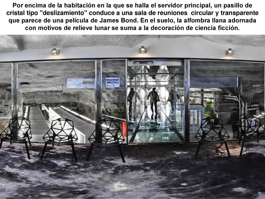 Por encima de la habitación en la que se halla el servidor principal, un pasillo de cristal tipo deslizamiento conduce a una sala de reuniones circular y transparente que parece de una película de James Bond.