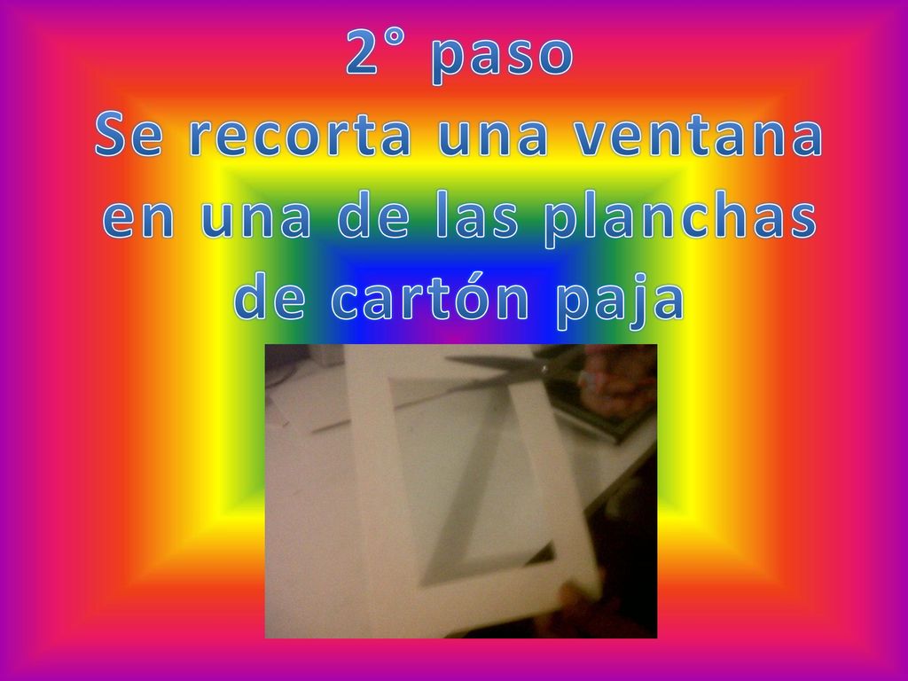 Se recorta una ventana en una de las planchas de cartón paja