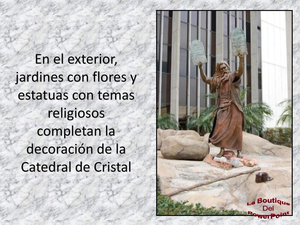 En el exterior, jardines con flores y estatuas con temas religiosos completan la decoración de la Catedral de Cristal