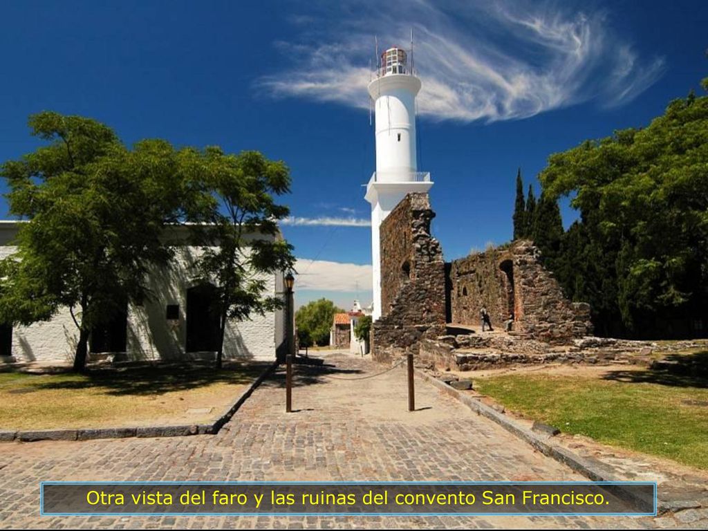 Otra vista del faro y las ruinas del convento San Francisco.