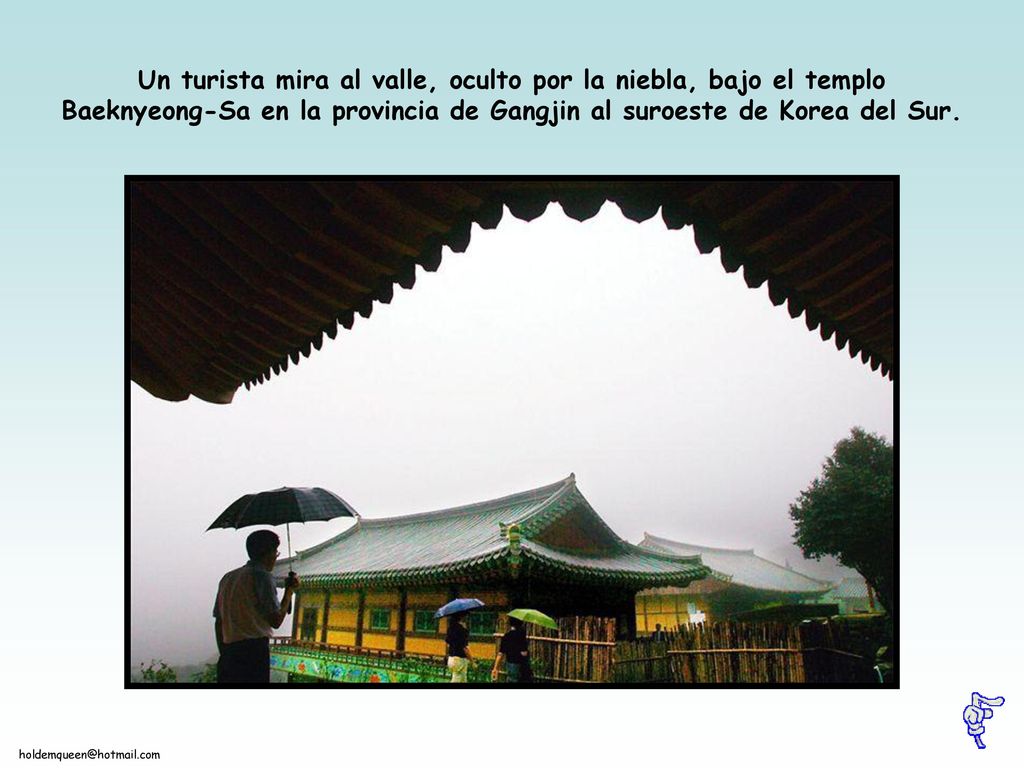 Un turista mira al valle, oculto por la niebla, bajo el templo Baeknyeong-Sa en la provincia de Gangjin al suroeste de Korea del Sur.