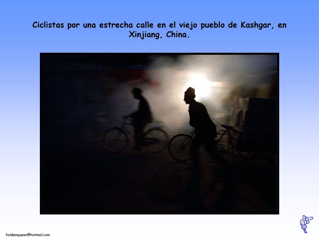 Ciclistas por una estrecha calle en el viejo pueblo de Kashgar, en Xinjiang, China.
