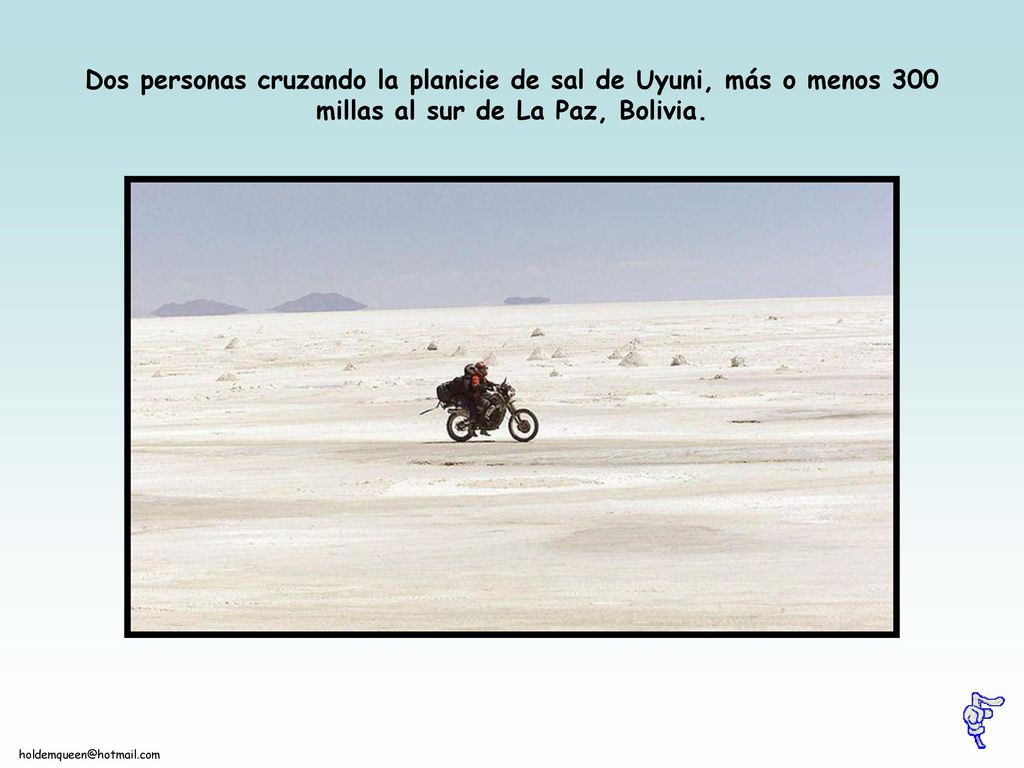 Dos personas cruzando la planicie de sal de Uyuni, más o menos 300 millas al sur de La Paz, Bolivia.