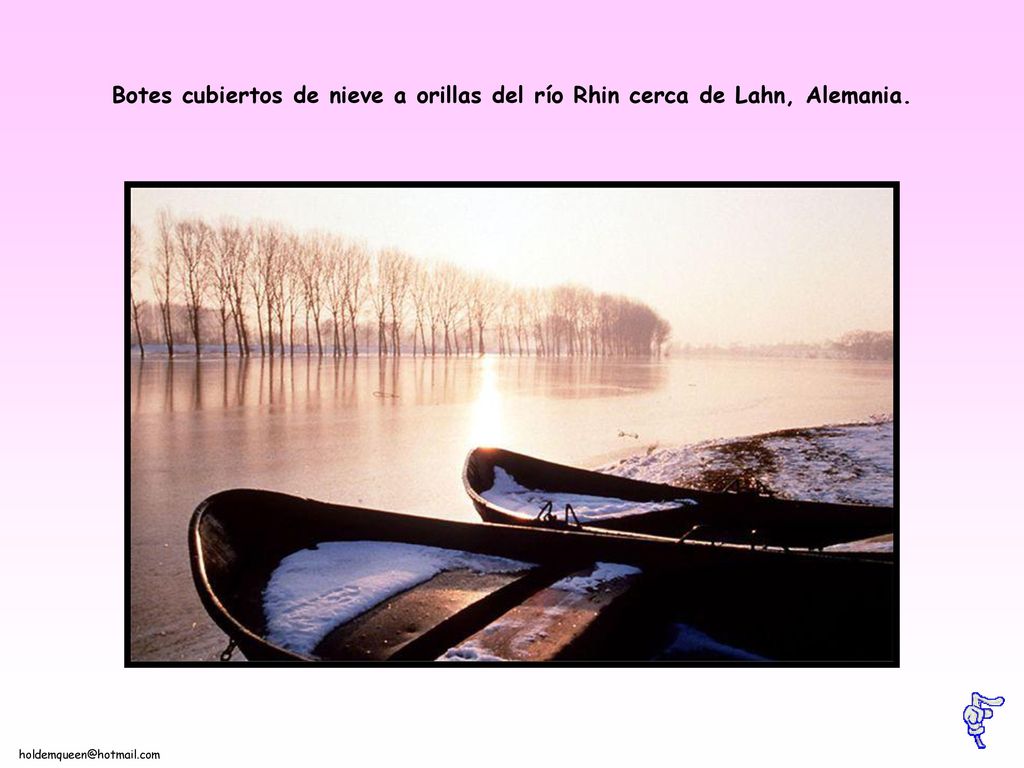 Botes cubiertos de nieve a orillas del río Rhin cerca de Lahn, Alemania.