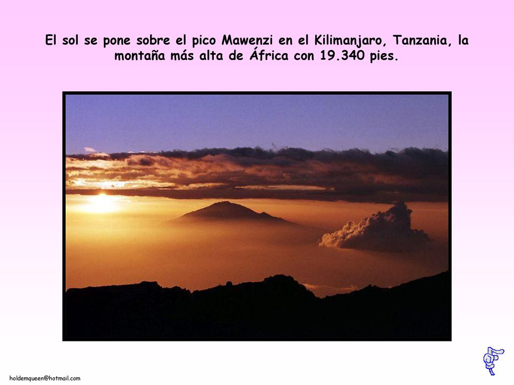 El sol se pone sobre el pico Mawenzi en el Kilimanjaro, Tanzania, la montaña más alta de África con pies.