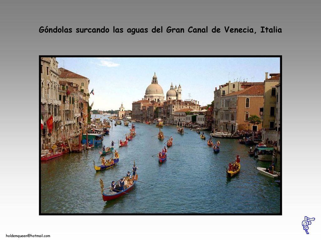 Góndolas surcando las aguas del Gran Canal de Venecia, Italia