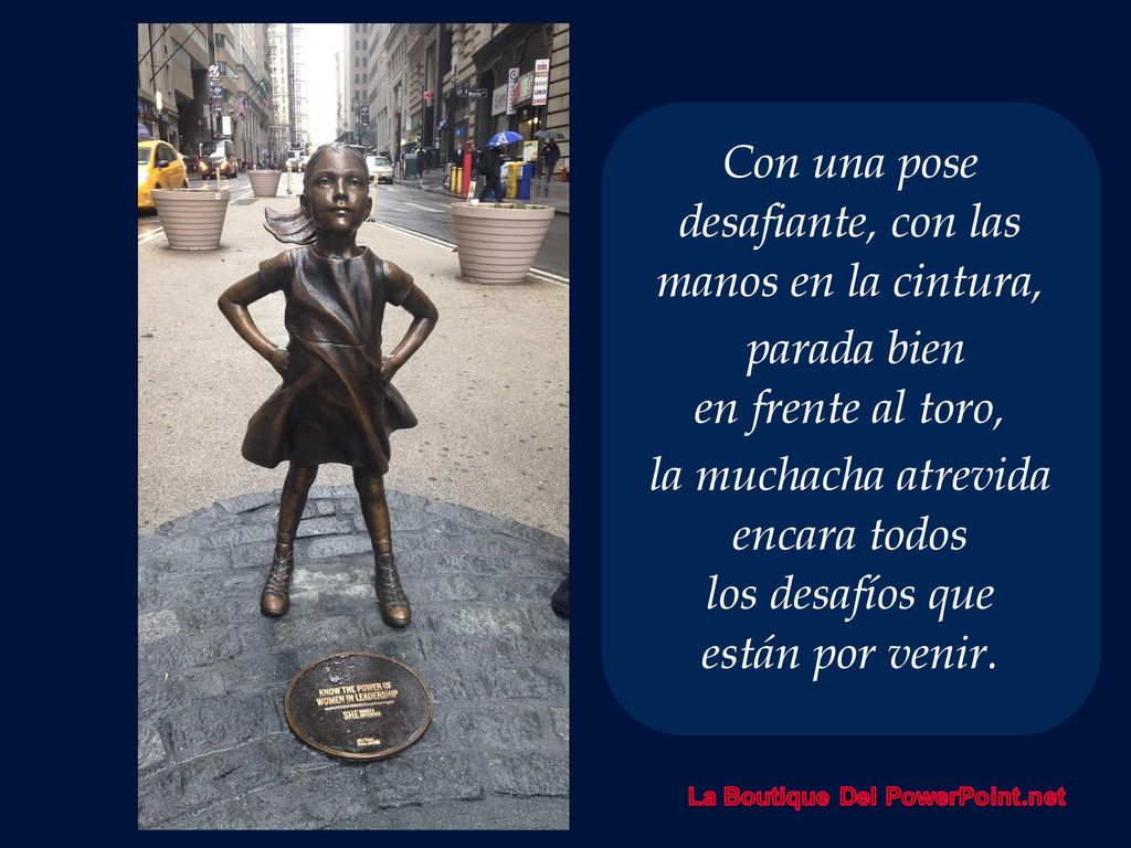 Con una pose desafiante, con las manos en la cintura,