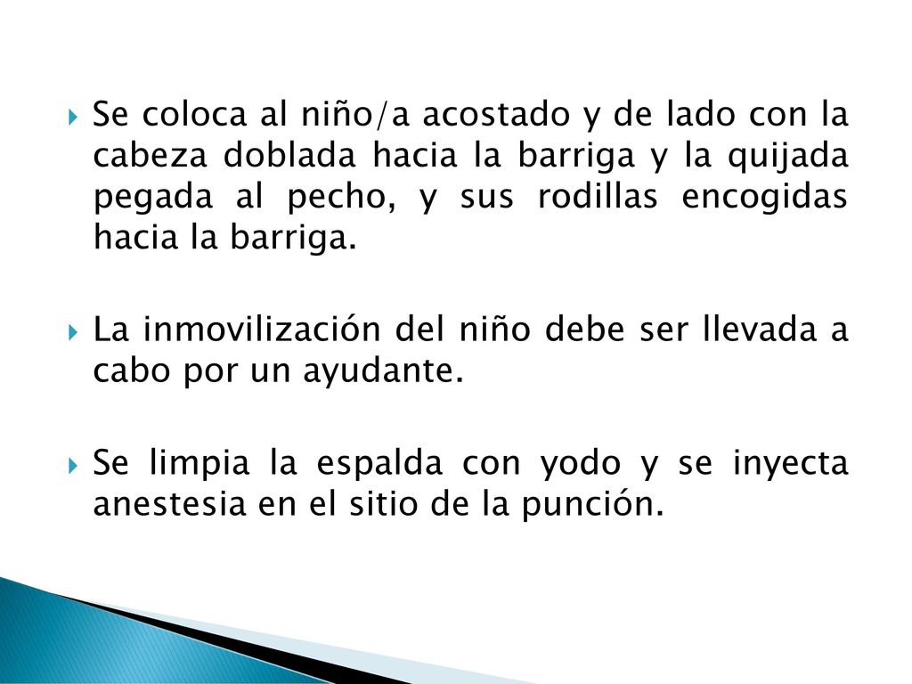 Se coloca al niño/a acostado y de lado con la cabeza doblada hacia la barriga y la quijada pegada al pecho, y sus rodillas encogidas hacia la barriga.