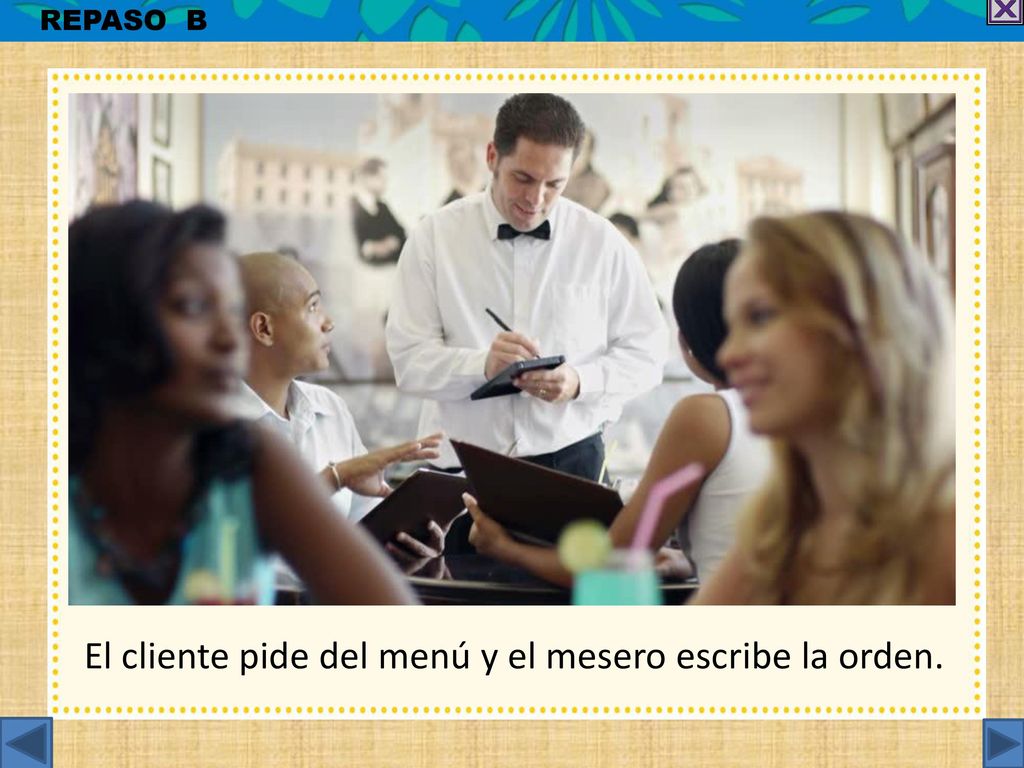 El cliente pide del menú y el mesero escribe la orden.