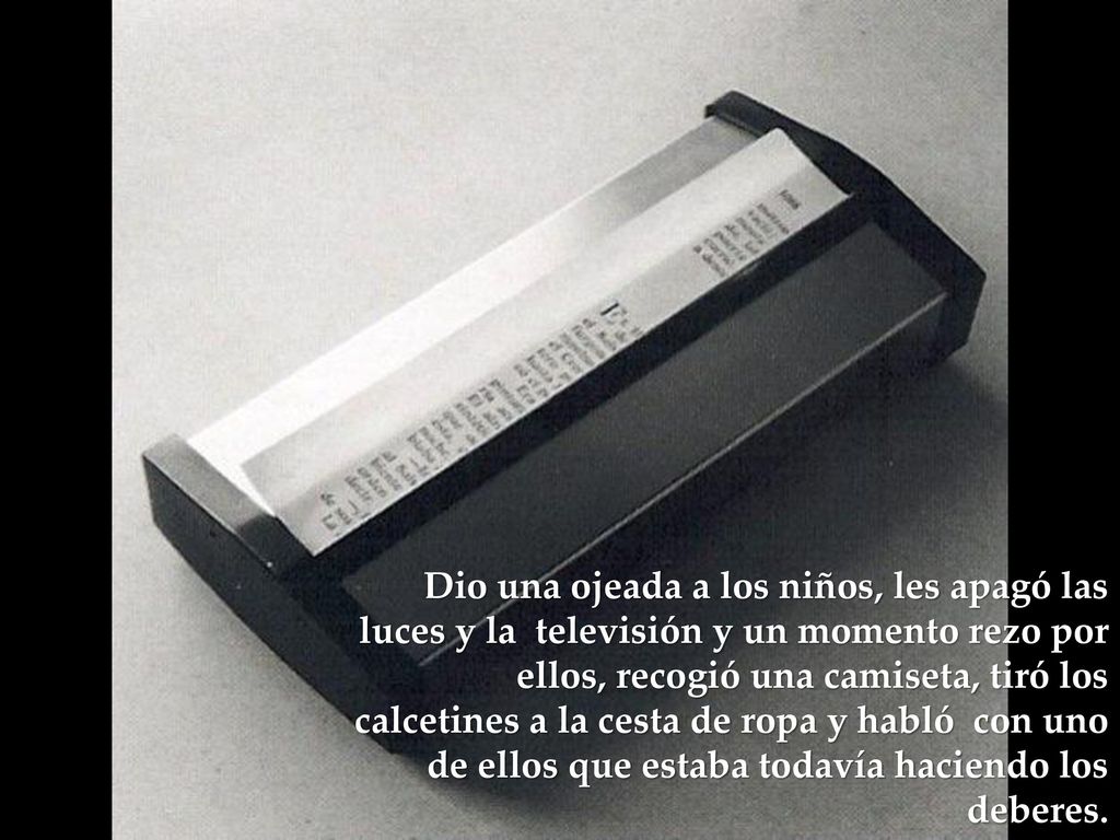 Dio una ojeada a los niños, les apagó las luces y la televisión y un momento rezo por ellos, recogió una camiseta, tiró los calcetines a la cesta de ropa y habló con uno de ellos que estaba todavía haciendo los deberes.