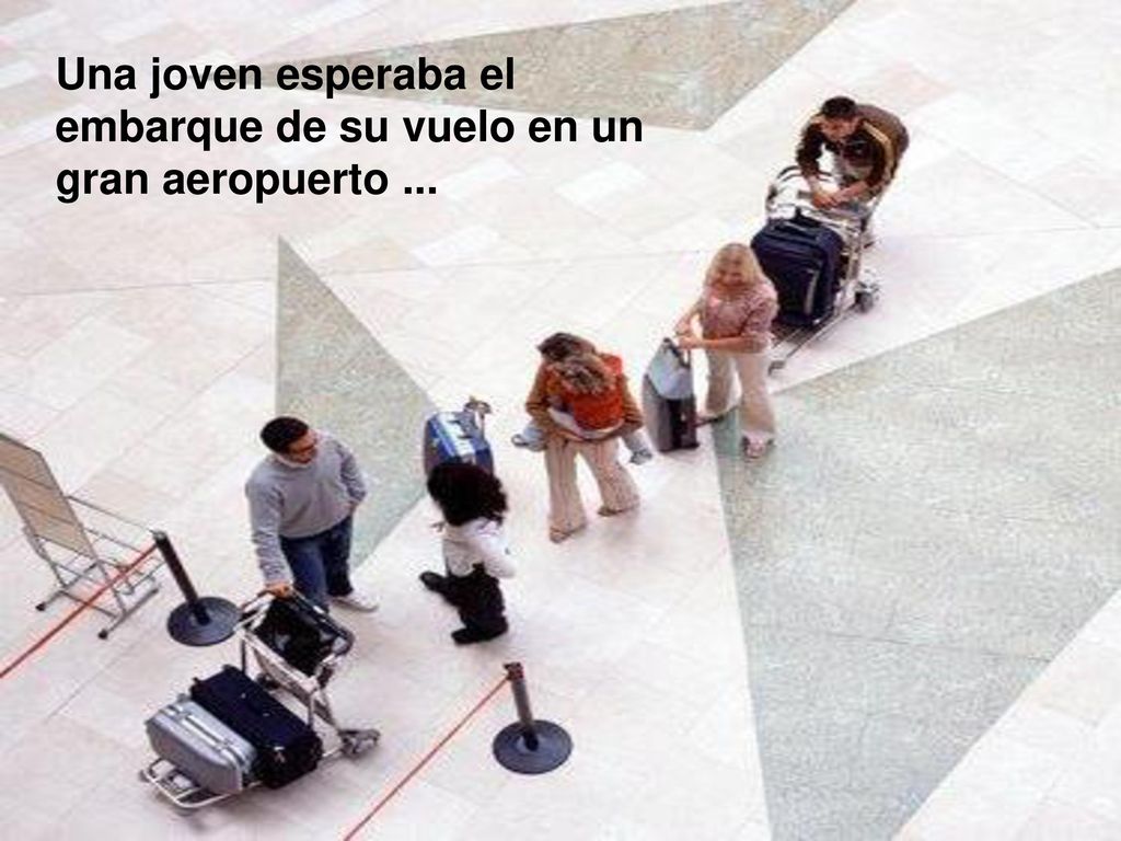 Una joven esperaba el embarque de su vuelo en un gran aeropuerto ...