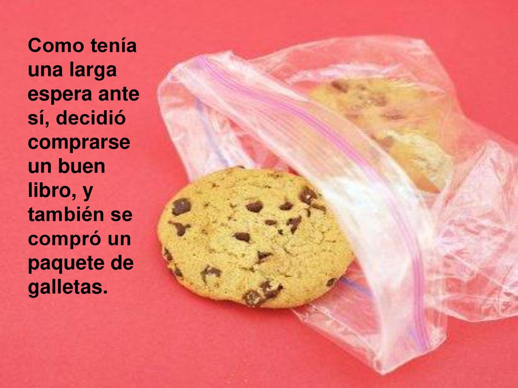 Como tenía una larga espera ante sí, decidió comprarse un buen libro, y también se compró un paquete de galletas.