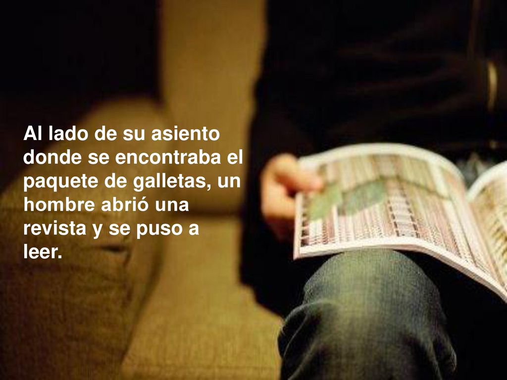 Al lado de su asiento donde se encontraba el paquete de galletas, un hombre abrió una revista y se puso a leer.