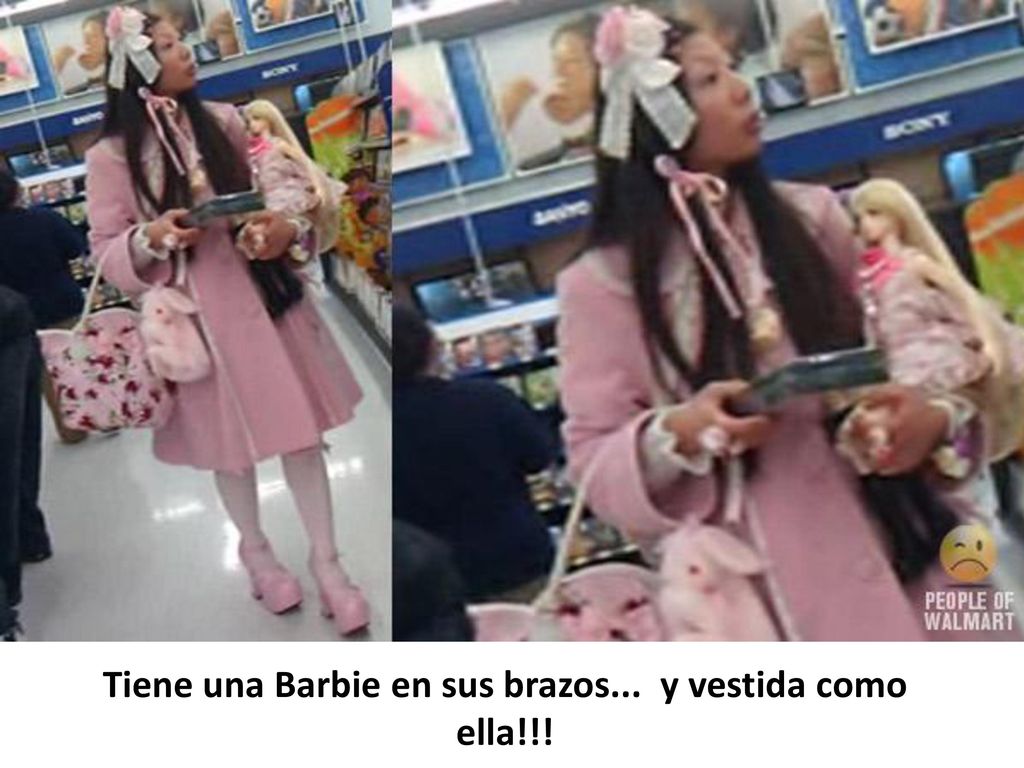Tiene una Barbie en sus brazos... y vestida como ella!!!