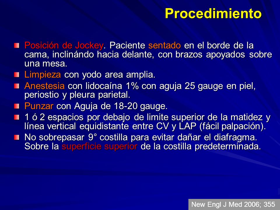 Procedimiento Posición de Jockey. Paciente sentado en el borde de la cama, inclinándo hacia delante, con brazos apoyados sobre una mesa.