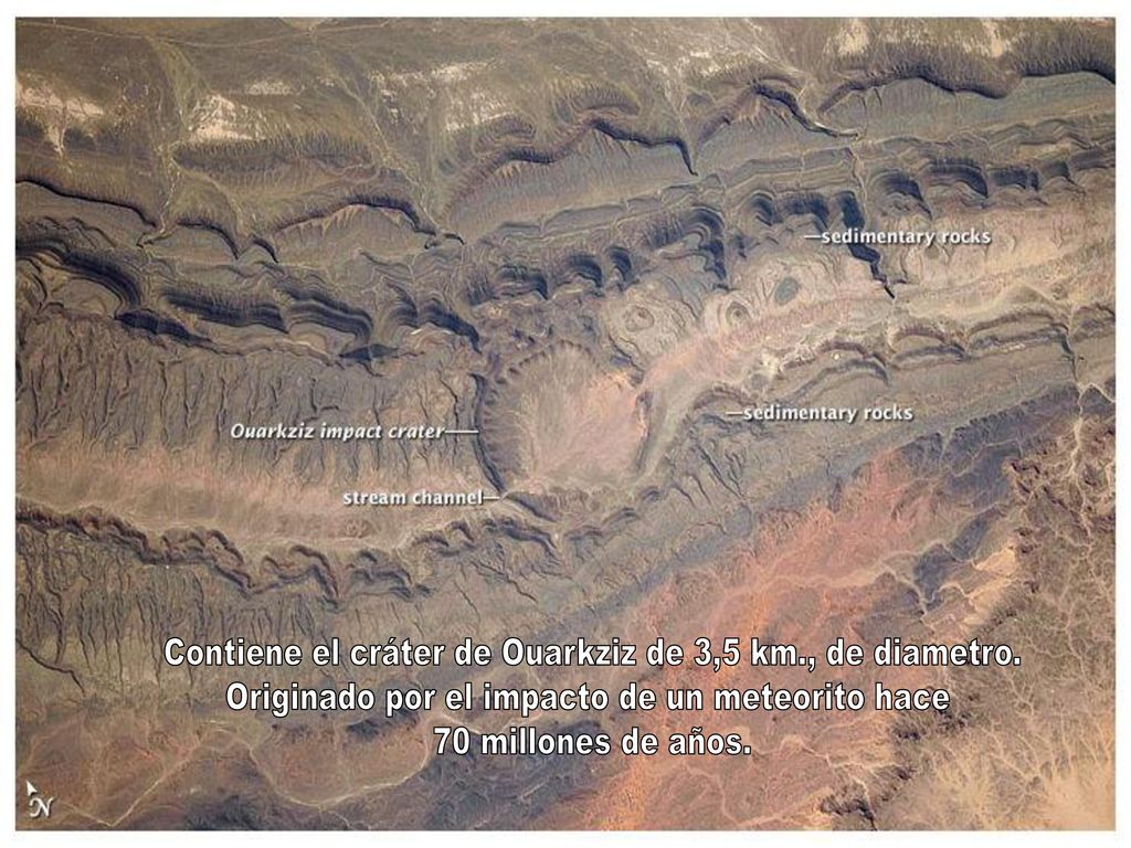 Contiene el cráter de Ouarkziz de 3,5 km., de diametro.