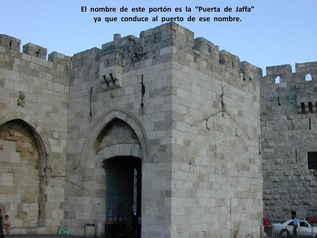 El nombre de este portón es la Puerta de Jaffa ya que conduce al puerto de ese nombre.
