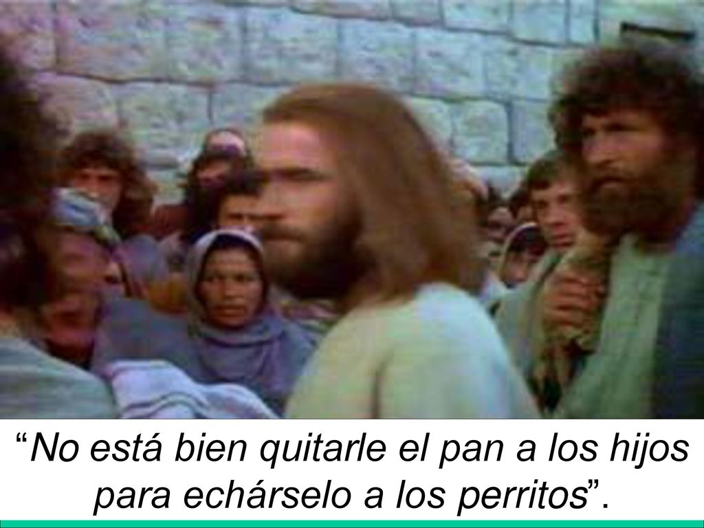 No está bien quitarle el pan a los hijos para echárselo a los perritos .