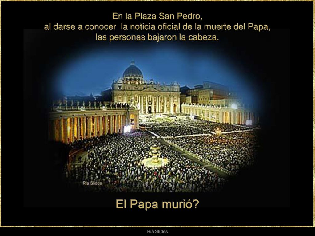 En la Plaza San Pedro, al darse a conocer la noticia oficial de la muerte del Papa, las personas bajaron la cabeza.