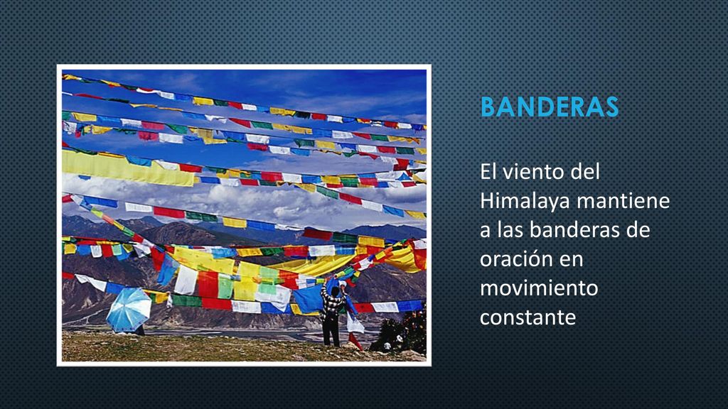 banderas El viento del Himalaya mantiene a las banderas de oración en movimiento constante