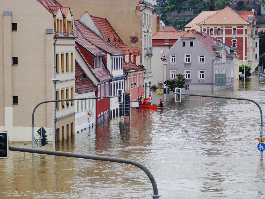 El clima y la lluvia extrema, las inundaciones y otros problemas de agua pueden desplazar comunidades, causar muerte por ahogamiento, heridas, daño al agua potable, aguas residuales y sistemas de riego, lo cual puede aumentar la cantidad y calidad del agua y puede afectar la agricultura.