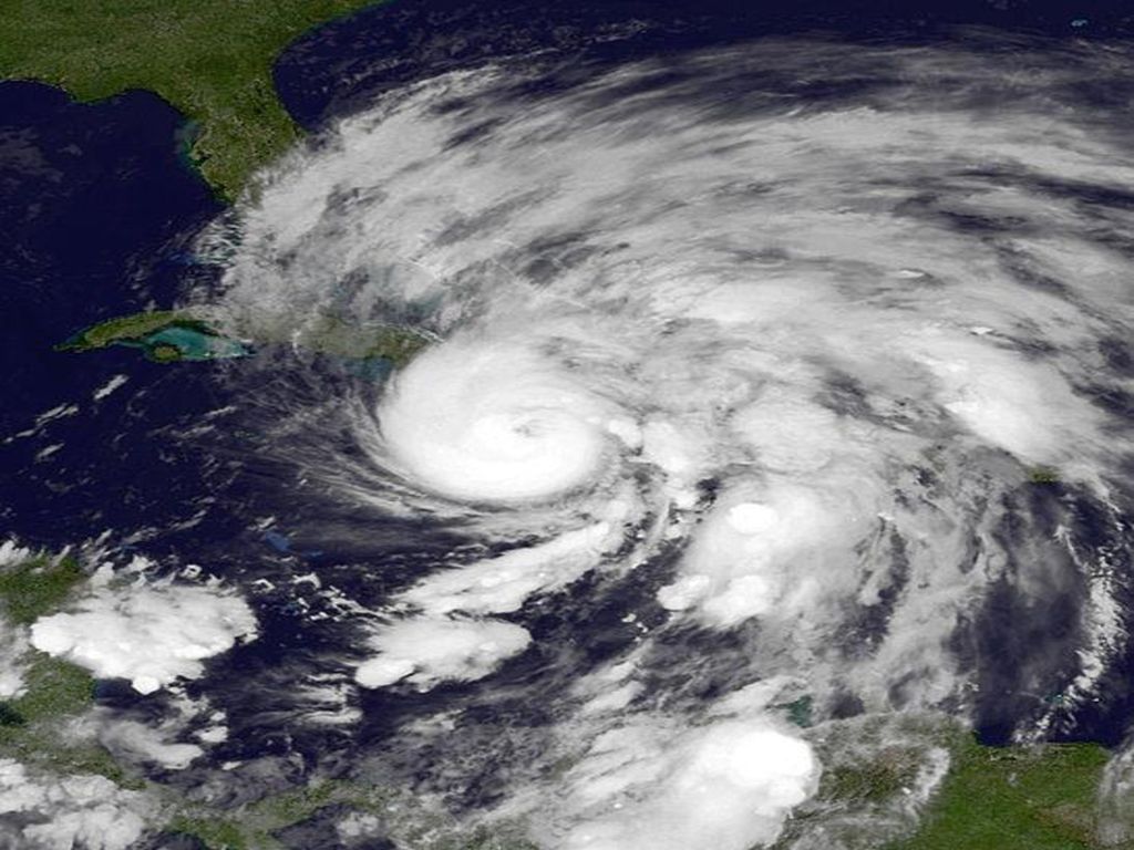 El calor también ha hecho que el océano se caliente y cuando esto ocurre, las tormentas extremas contienen más agua y vientos más fuertes que pueden causar marejadas en zonas costeras e inundaciones