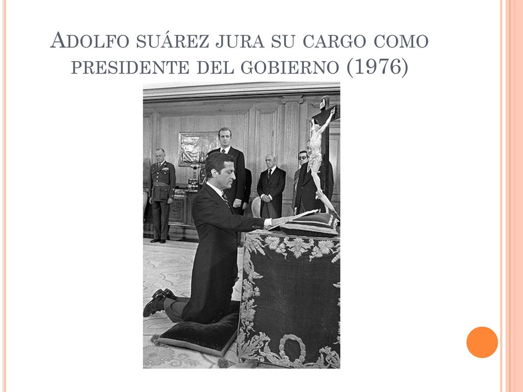 Adolfo suárez jura su cargo como presidente del gobierno (1976)