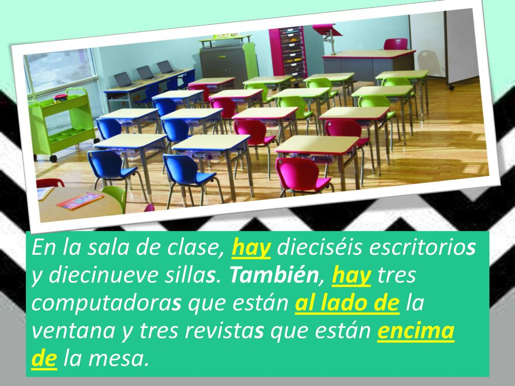 En la sala de clase, hay dieciséis escritorios y diecinueve sillas
