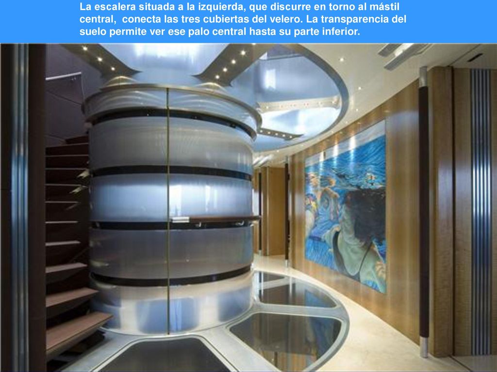 La escalera situada a la izquierda, que discurre en torno al mástil central, conecta las tres cubiertas del velero.