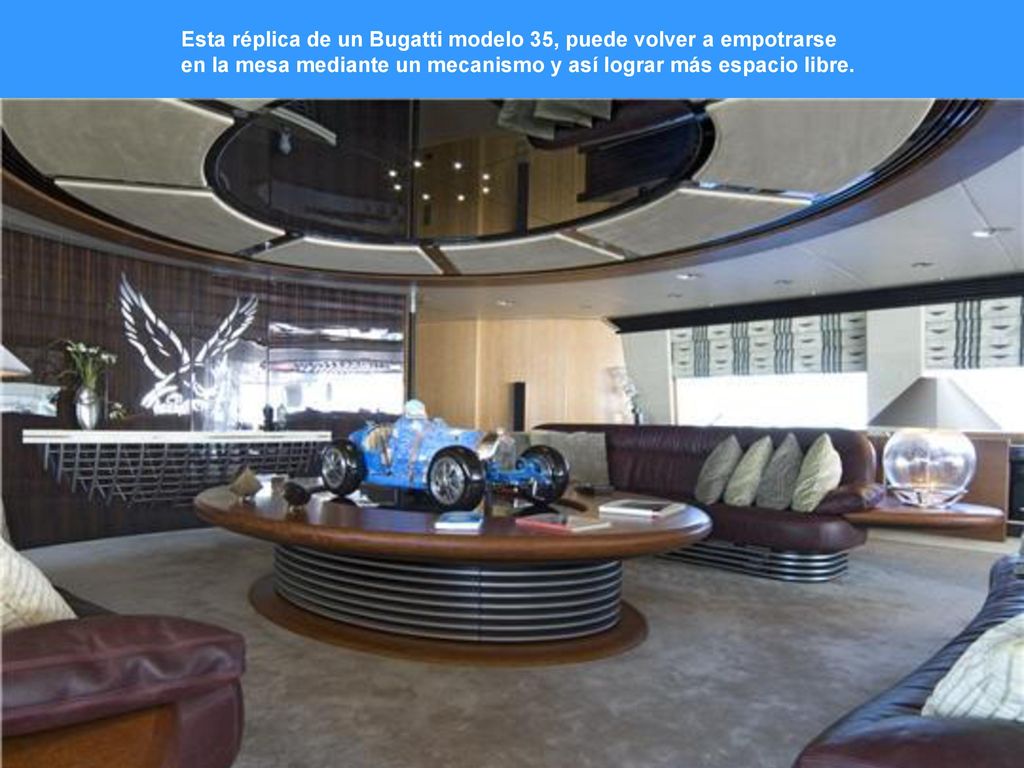 Esta réplica de un Bugatti modelo 35, puede volver a empotrarse en la mesa mediante un mecanismo y así lograr más espacio libre.