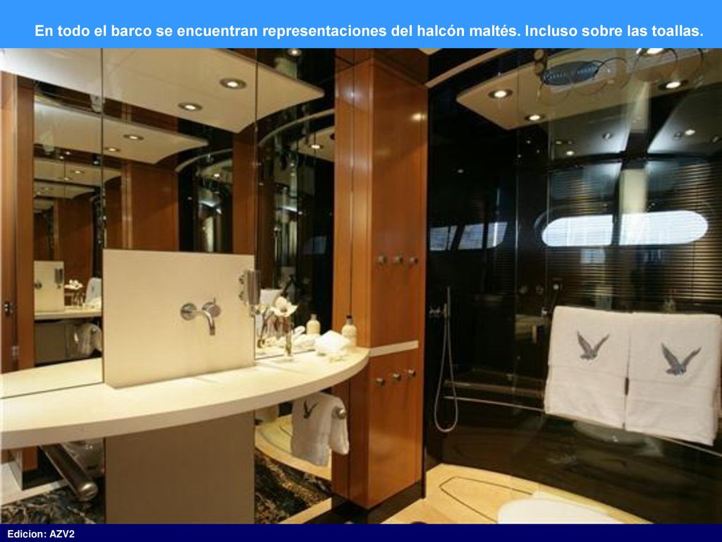 En todo el barco se encuentran representaciones del halcón maltés
