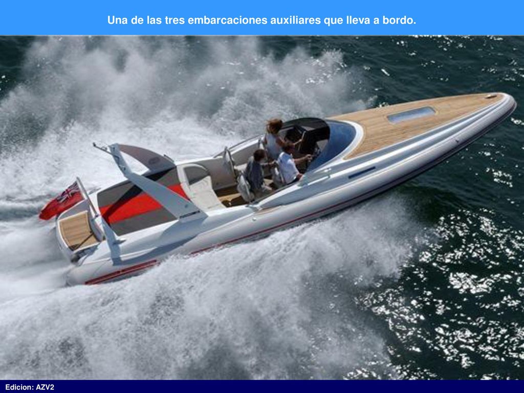 Una de las tres embarcaciones auxiliares que lleva a bordo.