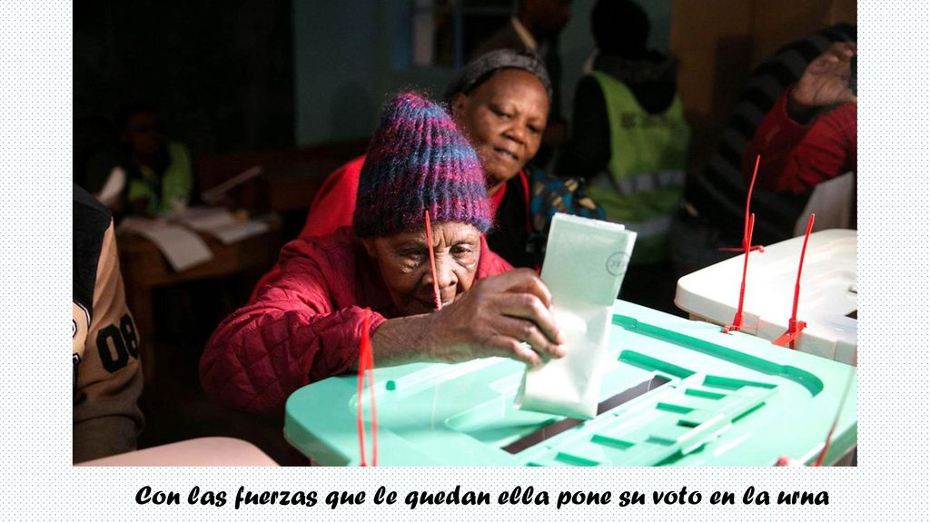 Con las fuerzas que le quedan ella pone su voto en la urna