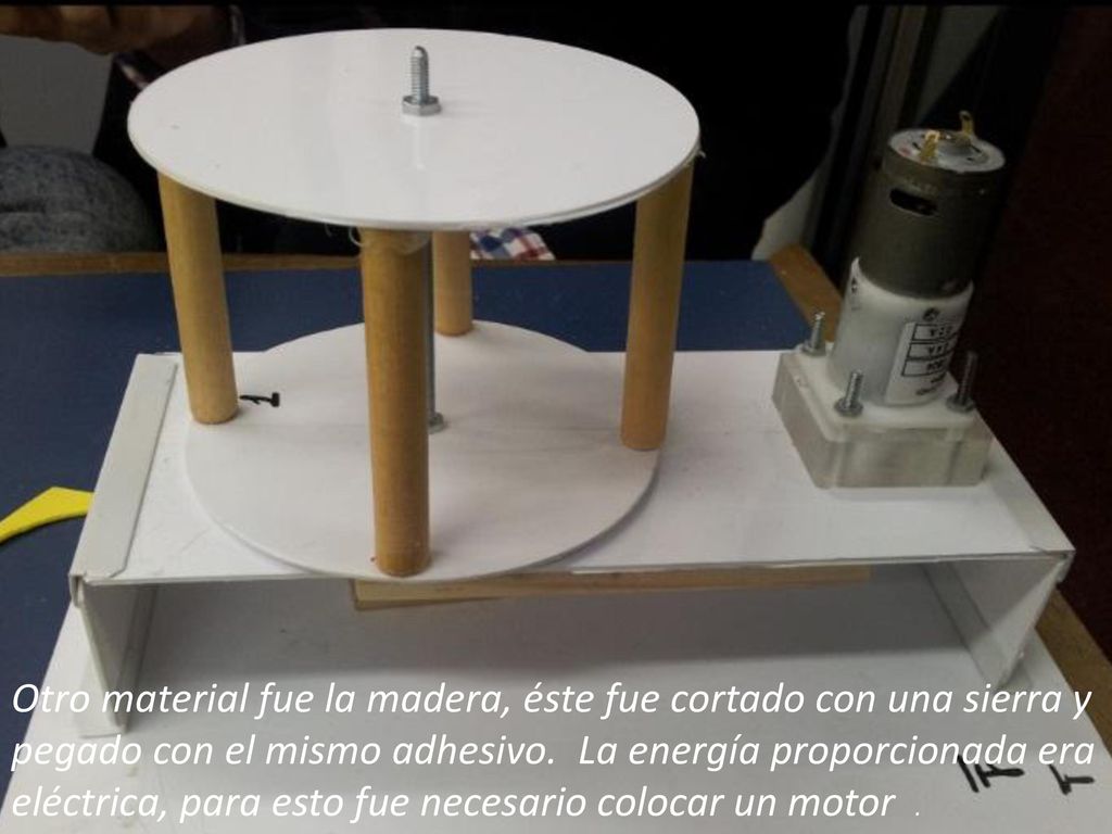 Otro material fue la madera, éste fue cortado con una sierra y pegado con el mismo adhesivo.