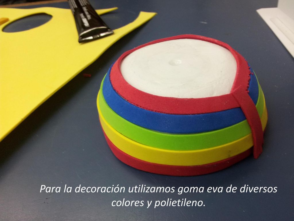 Para la decoración utilizamos goma eva de diversos colores y polietileno.
