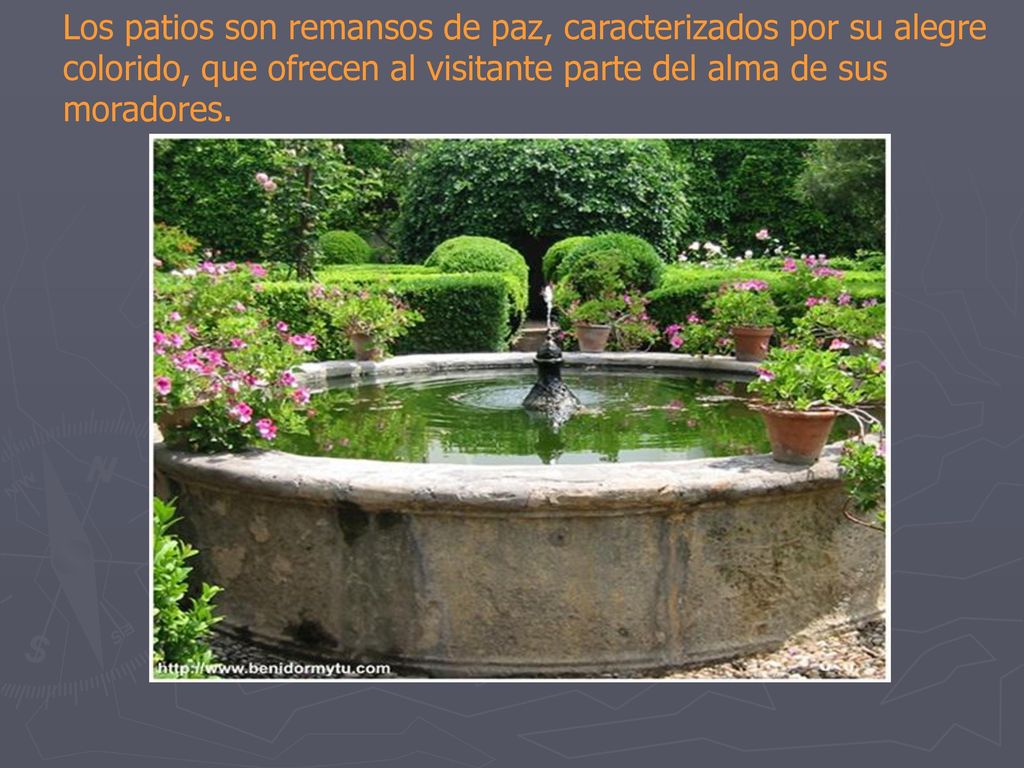 Los patios son remansos de paz, caracterizados por su alegre colorido, que ofrecen al visitante parte del alma de sus moradores.
