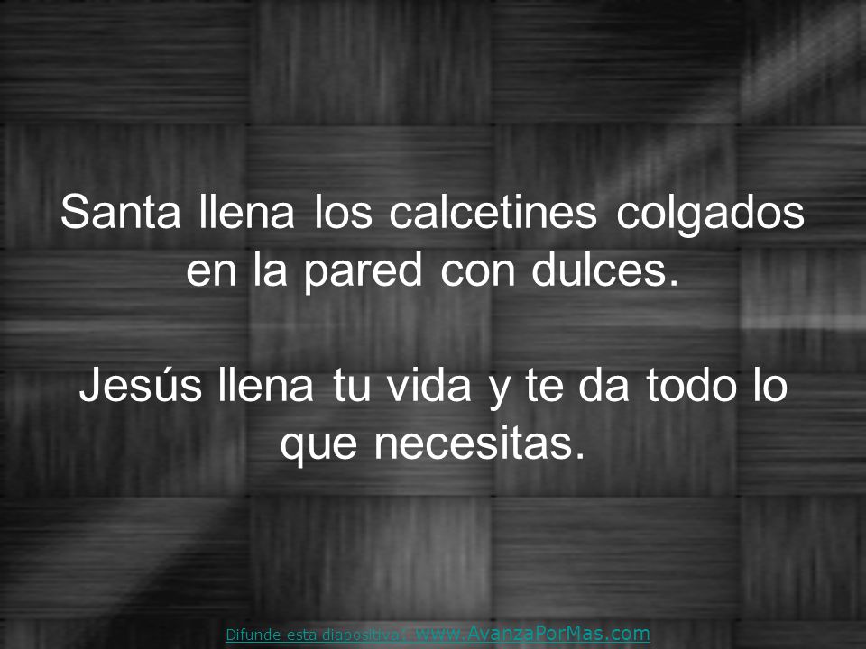 Santa llena los calcetines colgados en la pared con dulces