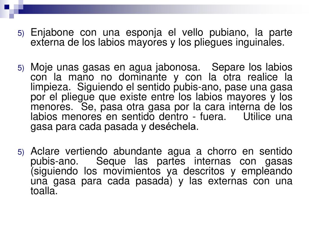 Enjabone con una esponja el vello pubiano, la parte externa de los labios mayores y los pliegues inguinales.