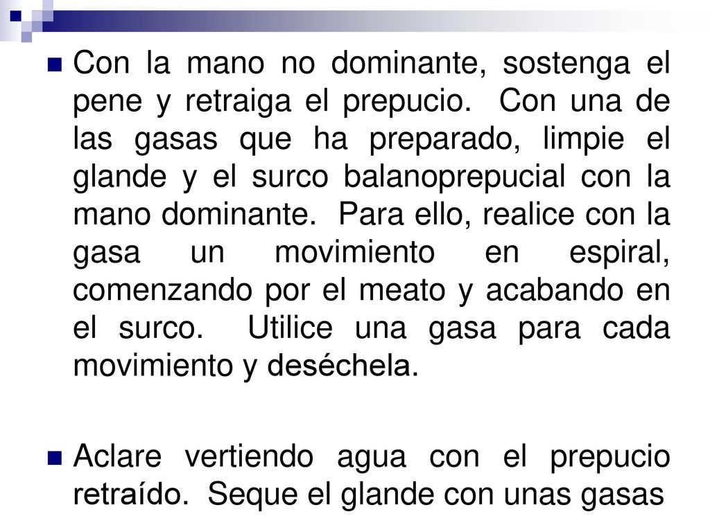 Con la mano no dominante, sostenga el pene y retraiga el prepucio