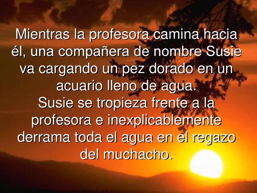Mientras la profesora camina hacia él, una compañera de nombre Susie va cargando un pez dorado en un acuario lleno de agua.