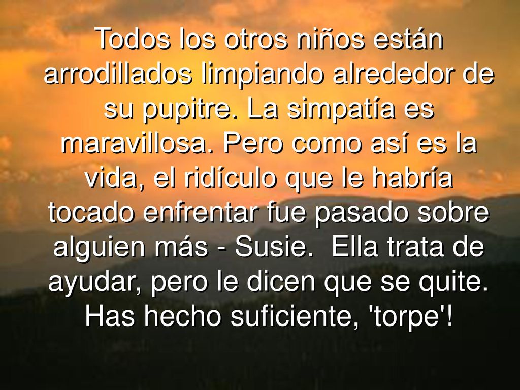 Todos los otros niños están arrodillados limpiando alrededor de su pupitre.
