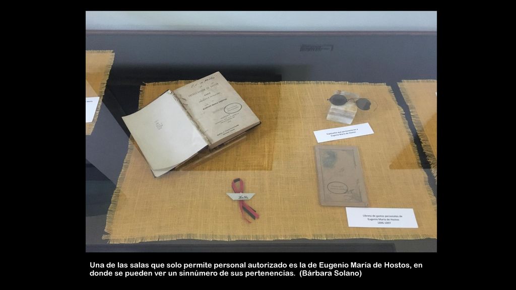 Una de las salas que solo permite personal autorizado es la de Eugenio María de Hostos, en donde se pueden ver un sinnúmero de sus pertenencias.
