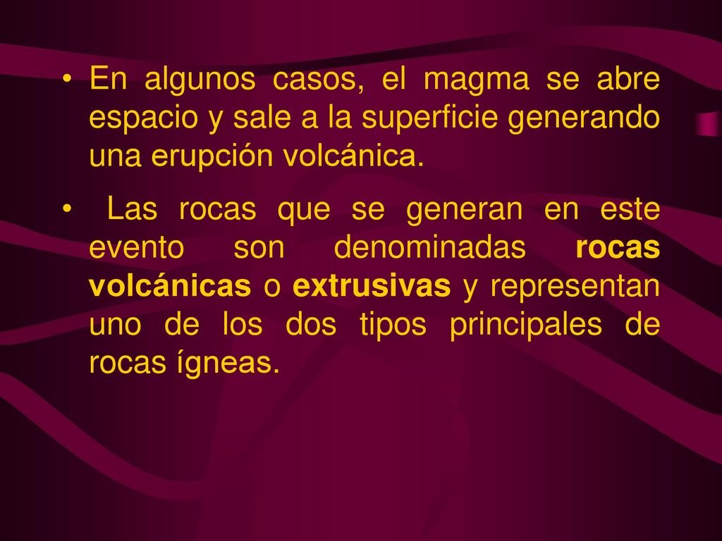 En algunos casos, el magma se abre espacio y sale a la superficie generando una erupción volcánica.