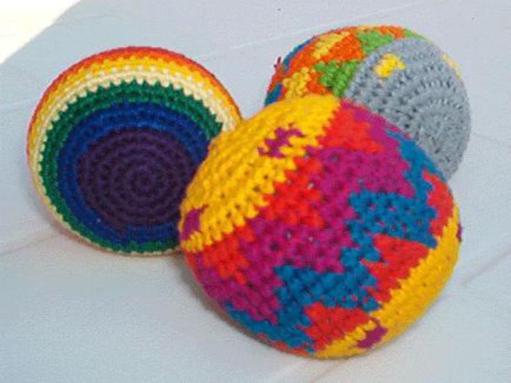 Las pelotas también pueden ser de tela y rellenas de arroz o alpiste.