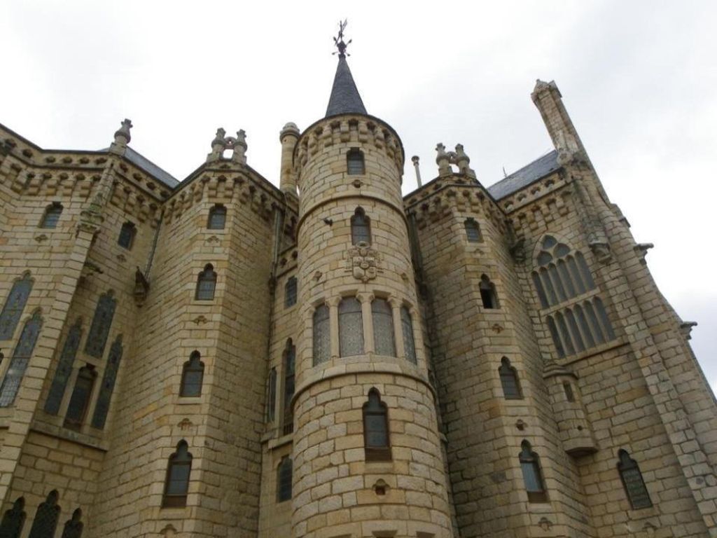 La parte posterior presenta un ábside en la capilla, rodeado de tres pequeños absidiolos. La planta baja contiene un gran vestíbulo, del que parte la escalera noble, adquiriendo una gran altura que permite la apertura de grandes ventanas, de forma triangular, que proporcionan una gran luminosidad; este esquema recuerda un poco al utilizado en el Palacio Güell. La estructura del edificio se sustenta en pilares con capiteles decorados y en bóvedas de crucería sobre arcos ojivales de cerámica vidriada. Se remata con un almenado de estilo mudéjar.