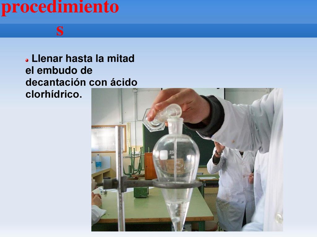 Llenar hasta la mitad el embudo de decantación con ácido clorhídrico.