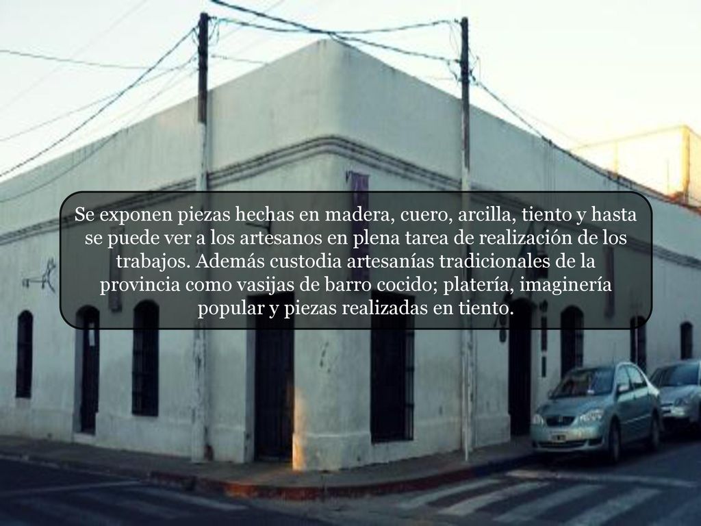 Se exponen piezas hechas en madera, cuero, arcilla, tiento y hasta se puede ver a los artesanos en plena tarea de realización de los trabajos.